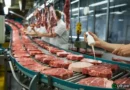 Cosa c’è davvero nel tuo piatto? Lo scandalo della carne incollata