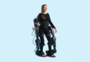 XoMotion: l’esoscheletro che fa camminare (e ballare) chi non poteva più farlo