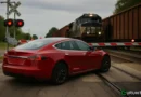 Tesla e il disastro annunciato: le auto FSD ignorano i passaggi a livello